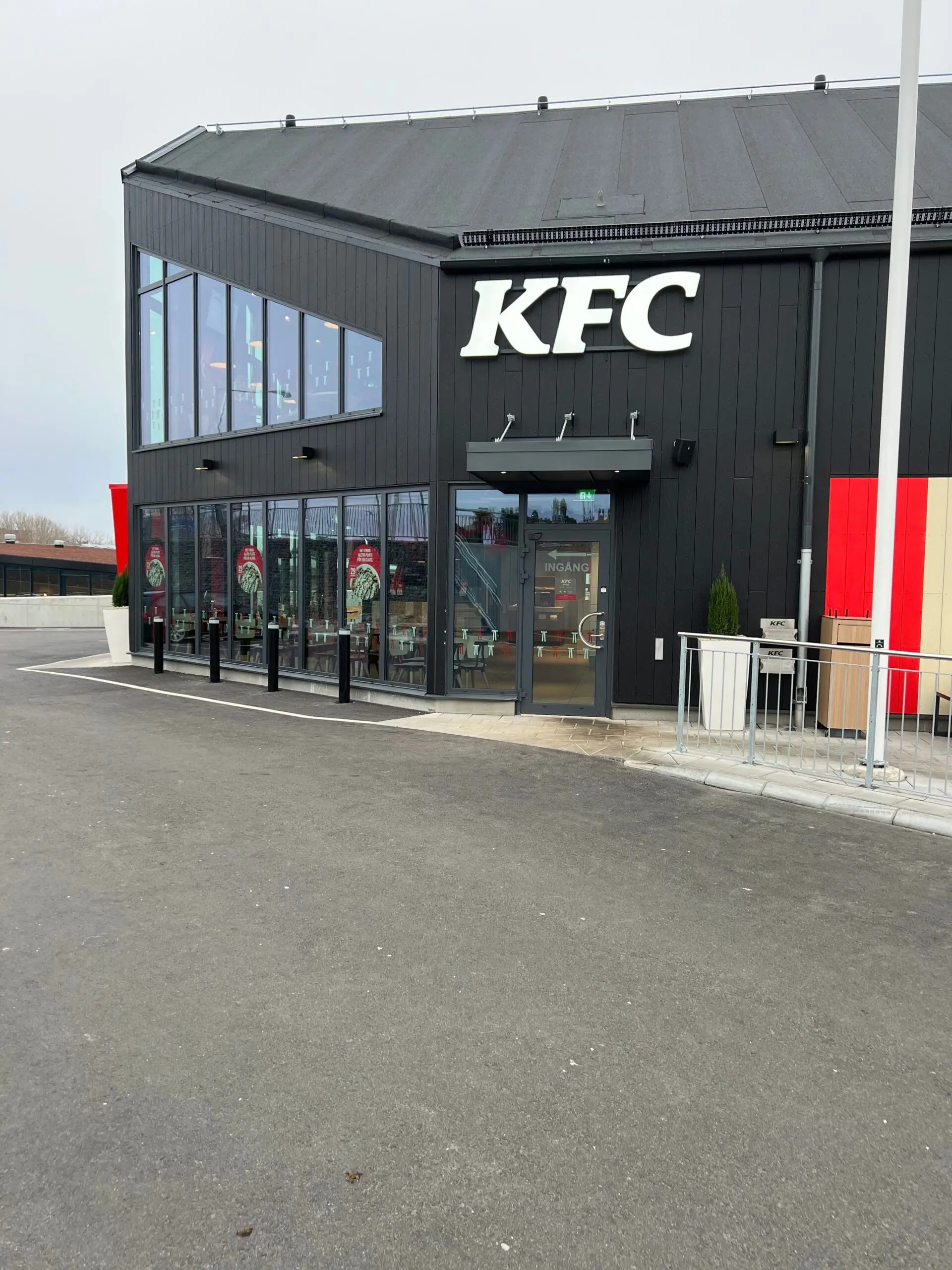 Fönster – KFC Täby, bild 2