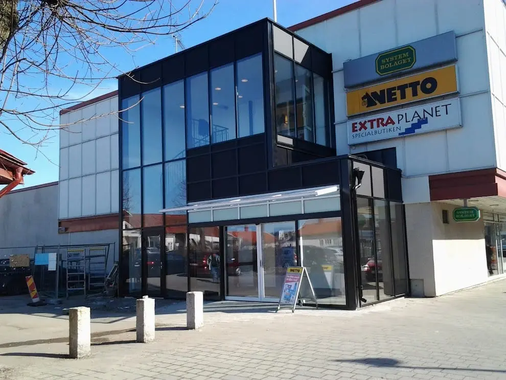 Butiksbyggnad med glasfasad i svarta aluminiumprofiler